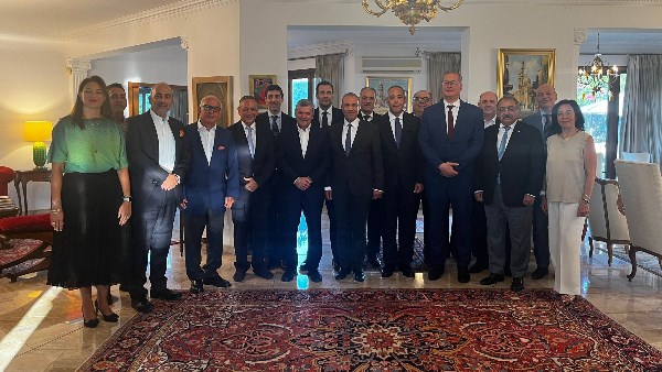 جلسة نقاش لوزير الخارجية مع كبار رجال الأعمال وقيادات غرفة التجارة في قبرص