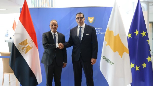 وزير الخارجية يلتقي نظيره القبرصي في مستهل زيارة ثنائية إلى نيقوسيا 