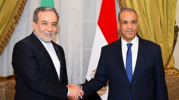 وزير الخارجية يستقبل نظيره الإيراني 