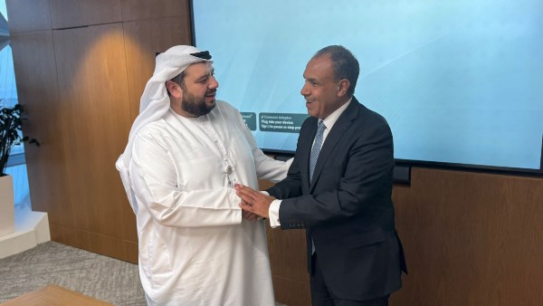  وزير الخارجية يلتقي وزير الاستثمار الإماراتي 