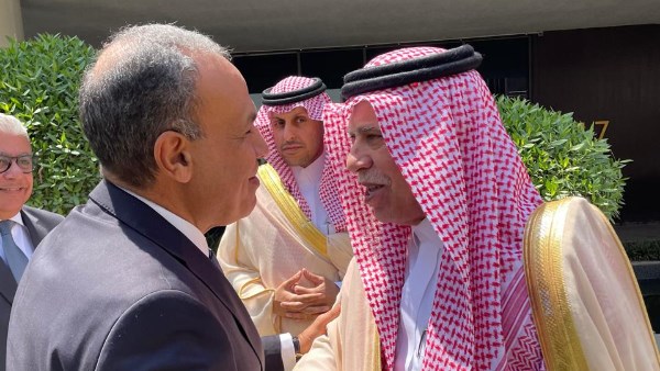 وزير الخارجية يلتقي وزير التجارة السعودي ويؤكدان تعميق الشراكة الاقتصادية والاستثمارية