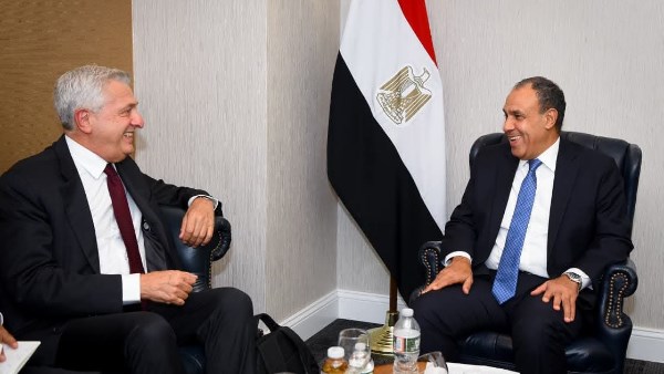 وزير الخارجية يلتقي بالمُفوض السامي للأمم المتحدة لشئُون اللاجئين