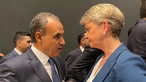 وزير الخارجية يلتقي نظيرته البريطانية 
