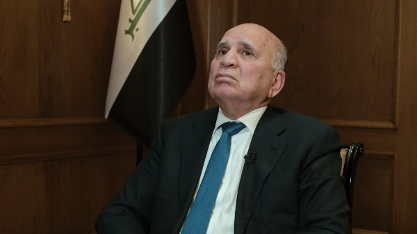 وزير خارجية العراق يبحث مع مفوض الاتحاد الأوروبي للهجرة سبل تعزيز التعاون المشترك