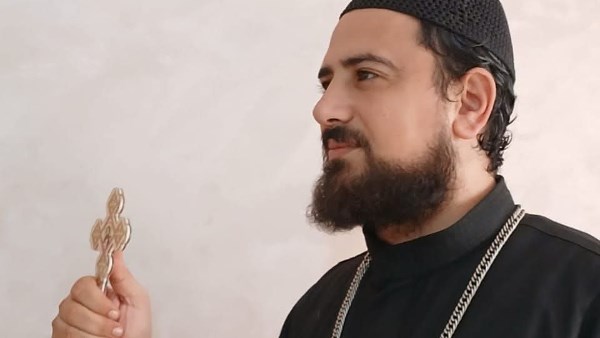 منتحل صفة كاهن
