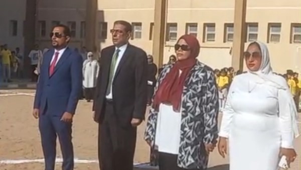 وكيل وزارة التربية والتعليم اثناء حضور طابور الصباح 