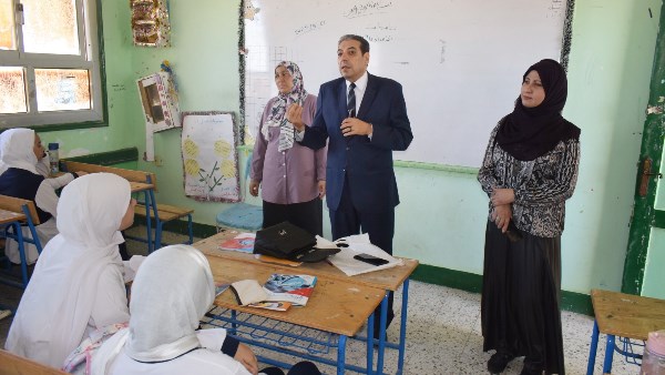 مدير مديرية التربية والتعليم خلال جولته 