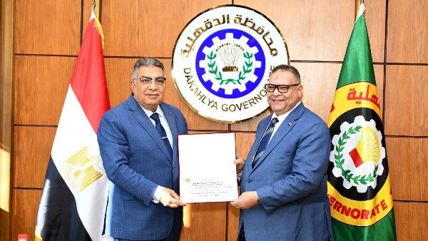 الركيزة الأساسية في مسيرة التنمية.. محافظ الدقهلية يكرم القيادات التنفيذية