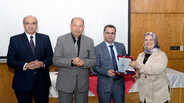 رئيس  جامعة المنصورة