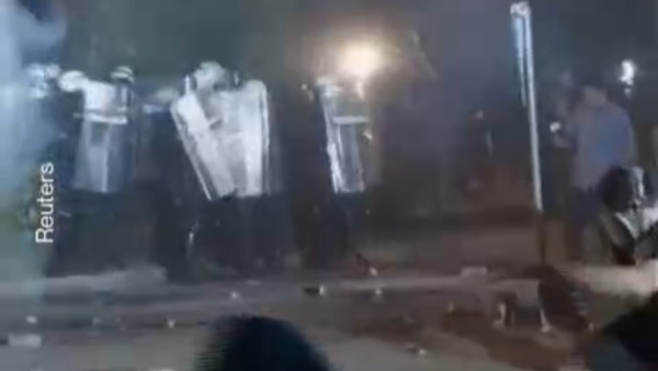 مظاهرات ومواجهات.. غاز مسيل للدموع وقنابل صوتية لتفريق المحتجين في صربيا