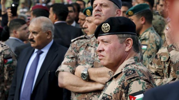 الملك عبدالله وبجواره فيصل بن الحسين 