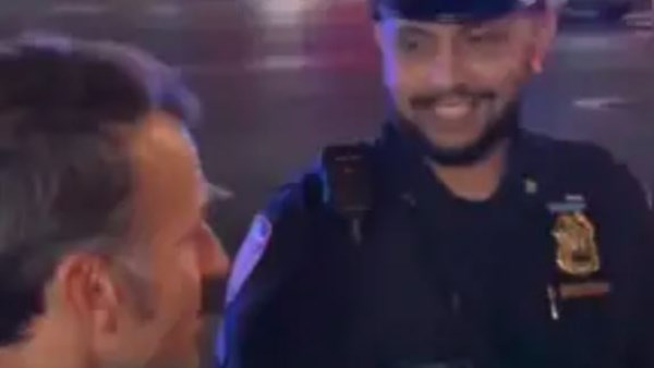 الرئيس الفرنسي مع الشرطي