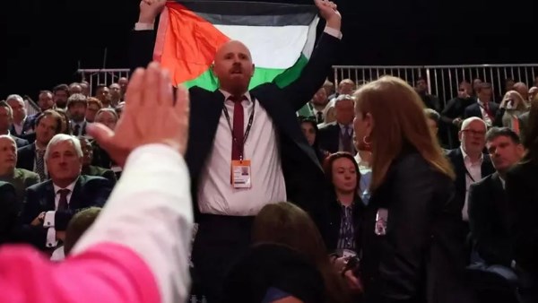  متظاهر يحمل علمًا فلسطينيًا أمام وزيرة المالية البريطانية راشيل ريفز