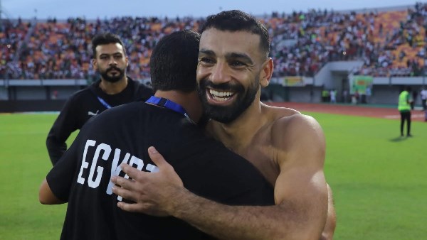 ليفربول يرسل طائرة خاصة لإعادة محمد صلاح من بوركينافاسو