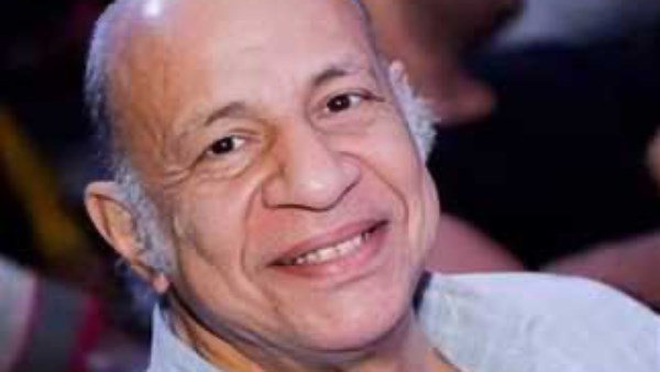 منير مكرم يطمئن الجمهور على حالة عيد أبو الحمد بعد تعرضه لوعكة صحية
