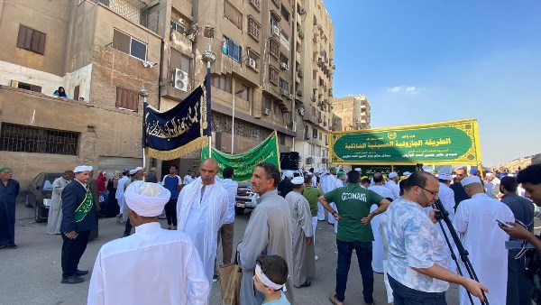 «المديح والذكر لغة المحبين»..موكب الطرق الصوفية يسير حباً في النبي من مسجد الجعفري إلى الإمام الحسين