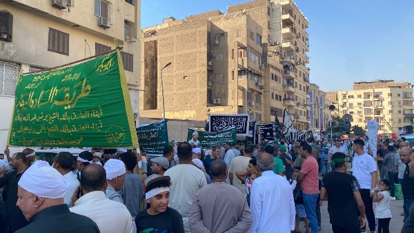 طوابير فى حب سيدنا النبي..وصول مسيرة الطرق الصوفية لساحة مسجد الحسين.. فيديو 