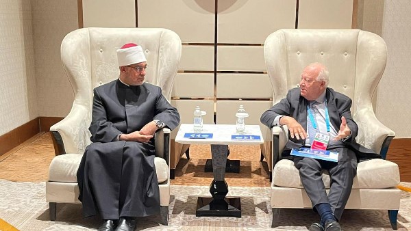 خلال لقاء مفتي الجمهورية بالممثل السامي للأمم المتحدة لتحالف الحضارات على هامش القمة الثامنة لزعماء الأديان بكازاخستان 