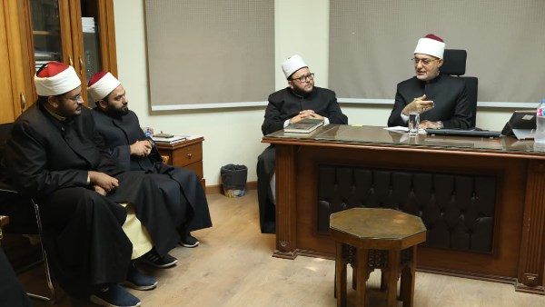 مفتي الجمهورية يتابع سَير العمل في إدارات الفتوى الشفوية والهاتفية بالدار.. ويؤكد أهمية أداء الأمانة الإفتائية على أكمل وجه
