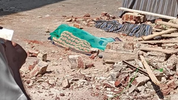 الضحية وسط اثار الانهيار 