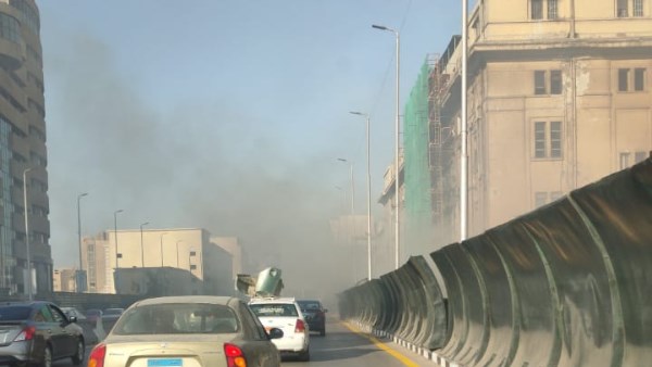 الأدخنة المتصاعدة من الحريق