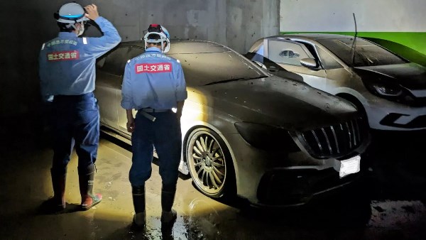 جراج سيارات 