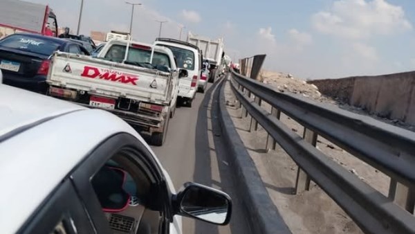 بسبب كسر ماسورة مياه .. شلل مروري على الاوتوستراد بطرة