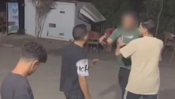 بسبب ركنه سيارة.. صاحب مقهى يعتدى على طالب بالشرقية