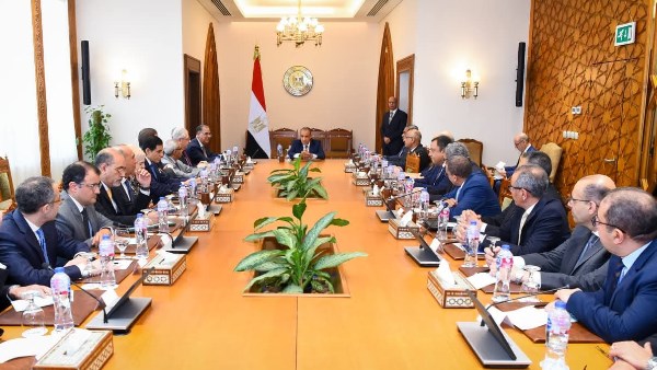 وزير الخارجية يتابع مع قيادات الوزارة تطوير العمل والأداء المؤسسي