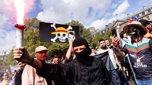متظاهر يرفع شعار وان بيس أثناء الاحتجاجات