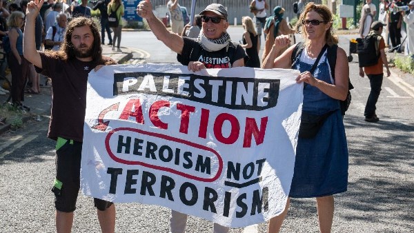 مظاهرات تحتج علي حظر حركة فلسطين أكشن