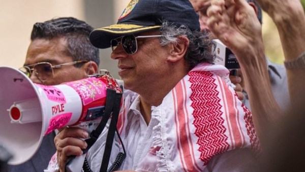 الرئيس الكولومبي أثناء مشاركته في المظاهرة الداعة لفلسطين بنيويورك