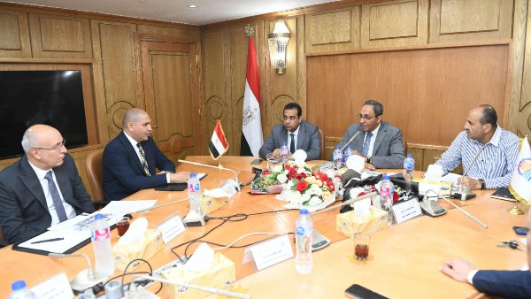 محافظ قنا يتابع الموقف التنفيذي للمرحلة الأولى من مشروع المنطقة الحرفية بمنطقة الترامسة