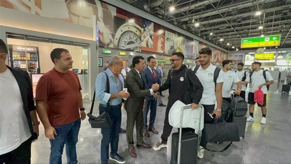 وزير الرياضة يودع المنتخب الوطني بمطار القاهرة لدعمه قبل مواجهته مع منتخب بوركينا فاسو