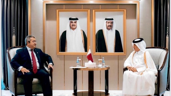 سفير مصر لدى الدوحة يقدم صورة من أوراق اعتماده إلى وزير الدولة للشئون الخارجية القطرى