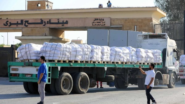 قافلة المساعدات الإنسانية الـ 34 تدخل إلى الفلسطينيين بقطاع غزة