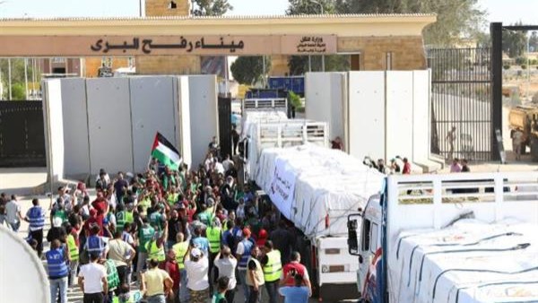قافلة المساعدات الإنسانية الـ 35 تدخل إلي الفلسطينين بقطاع غزة
