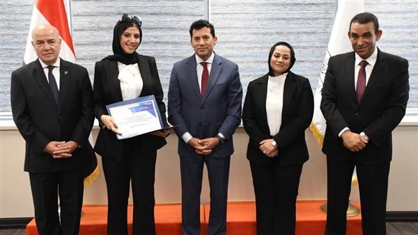 "الشباب والرياضة" تُكرم طلاب الاقتصاد بالجامعة الصينية لاجتيازهم البرنامج التدريبي الصيفي بالوحدة الاقتصادية