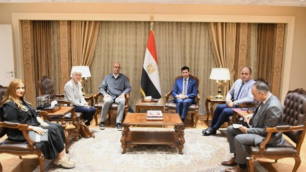 وزير الشباب يلتقي بخريجي الدفعة الأولى من برنامج 