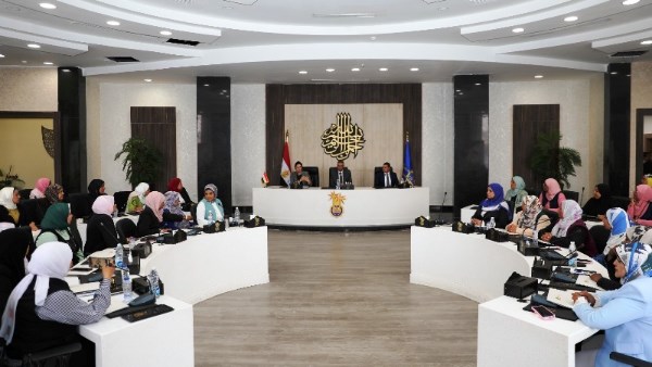 محافظ أسوان يشهد تكريم القيادات النسائية خريجات برنامج "المرأة تقود بالمحافظات المصرية"