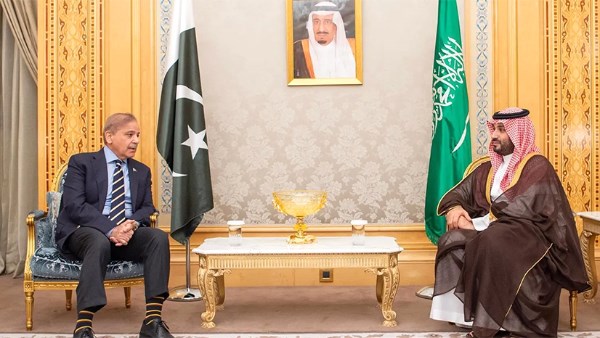 رئيس وزراء باكستان يتوجه إلى السعودية في زيارة رسمية لتعزيز العلاقات الثنائية