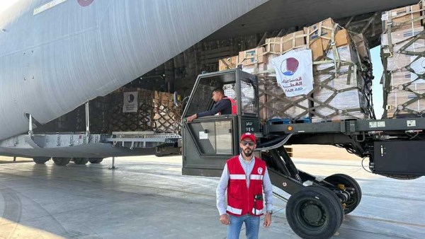 وصول طائرة مساعدات باكستانية إلى مطار العريش لصالح الفلسطينيين بغزة