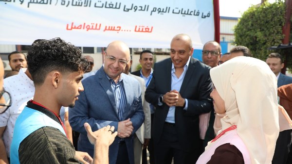 محافظ بني سويف يُشارك عروسين من الصم والبكم فرحتهما