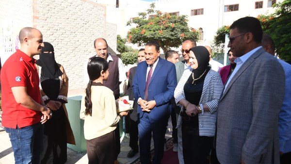 محافظ مطروح يتفقد عددا من المدارس للاطمئنان على سير العملية التعليمية