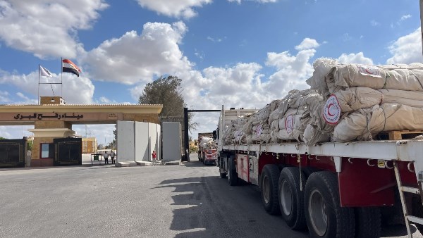 الهلال الأحمر المصري يطلق قافلة «زاد العزة» الـ 42 بـ 3400 طن مساعدات إنسانية إلى غزة