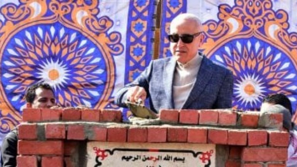 محافظ الأقصر يضع حجر أساس محطة صرف ويكرم فريق مشروع إعادة إحياء مدينة إسنا التاريخية
