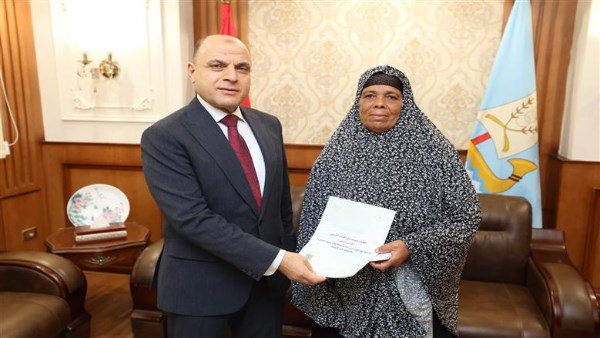 محافظ كفرالشيخ يسلّم 10 عقود تقنين أراضي أملاك دولة للمستفيدين من المواطنين