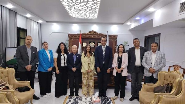 محافظ قنا يبحث مع وفد "ساويرس" سبل تعزيز التعاون في المشروعات التنموية