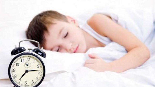 مع قرب بداية الدراسة.. كيف تساعدين طفلك على استعادة روتين نومه؟