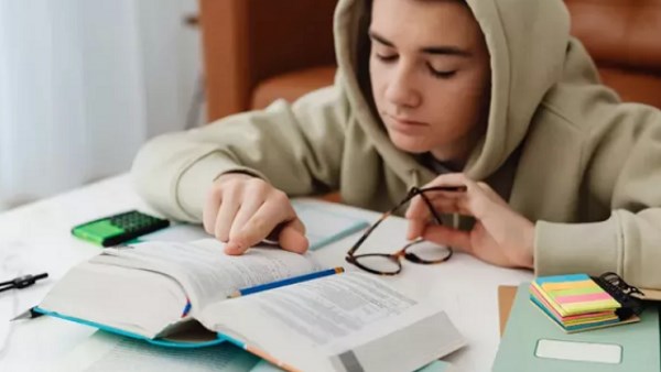 4 استراتيجيات فعّالة لمساعدة الطلاب على إنجاز الواجبات المنزلية
